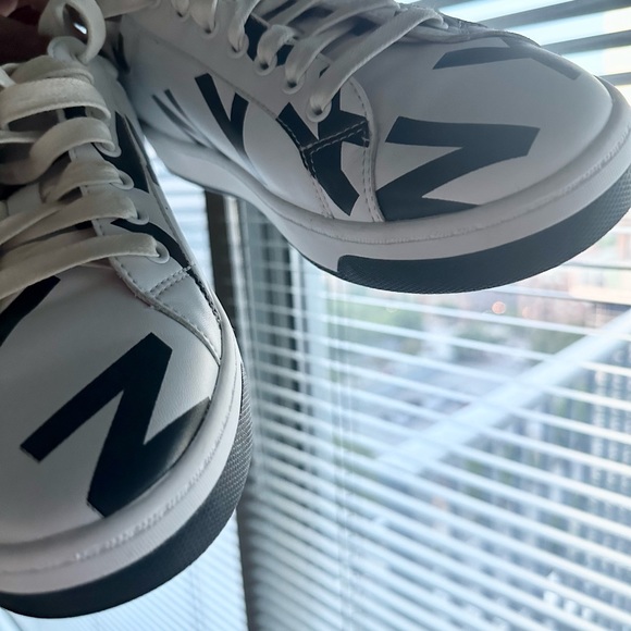 NEW DKNY Sneaker men’s size 7 - Picture 10 of 10
